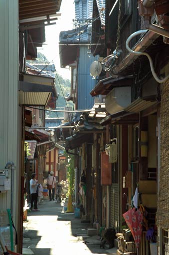 Narrow lane through the settelment